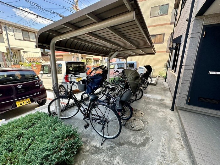 物件外観写真4　(駐輪場)