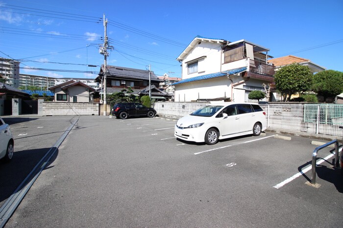 物件外観写真4　(駐車場)