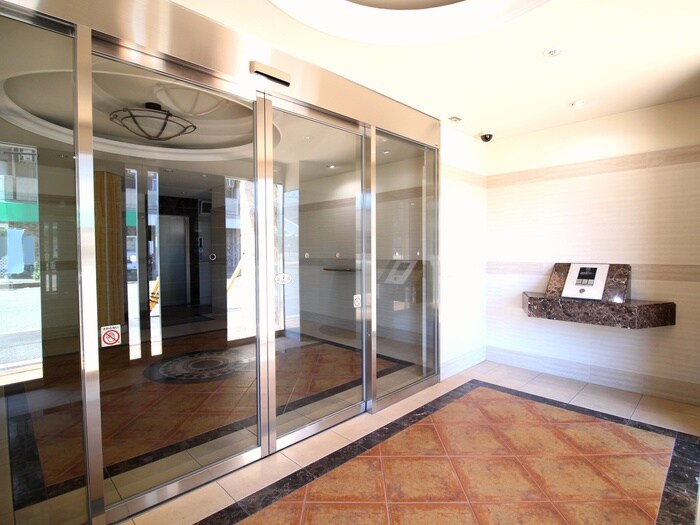 物件外観写真2　(エントランス部分)