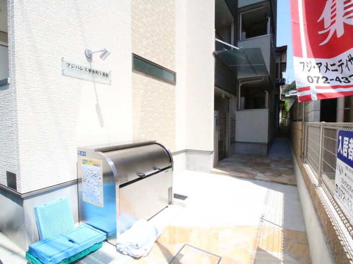 物件外観写真4　(エントランス部分)