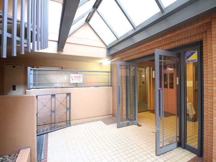 物件外観写真3　(エントランス部分)