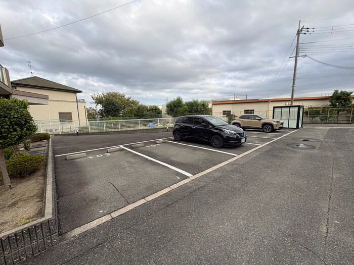物件外観写真6　(駐車場)