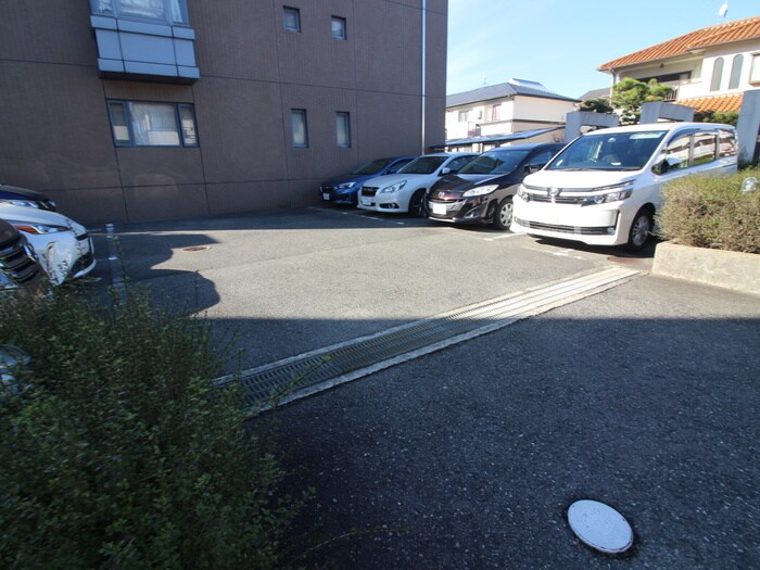 物件外観写真2　(駐車場)