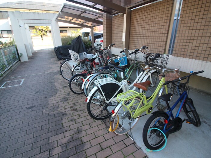 物件外観写真3　(駐輪場)