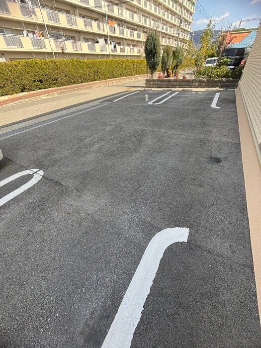 物件外観写真4　(駐車場)