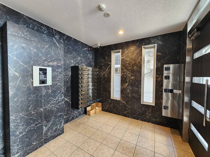 物件外観写真2　(エントランス部分)