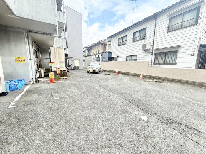 物件外観写真3　(駐車場)
