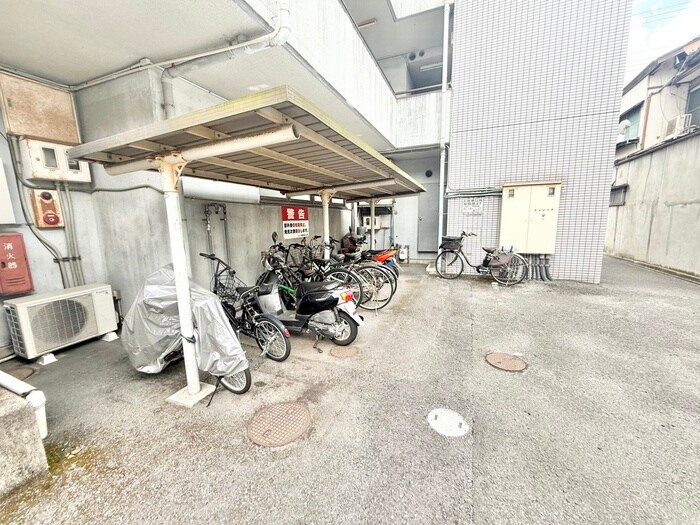物件外観写真4　(駐輪場)