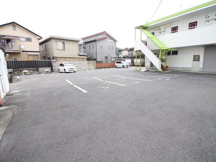 物件外観写真4　(駐車場)