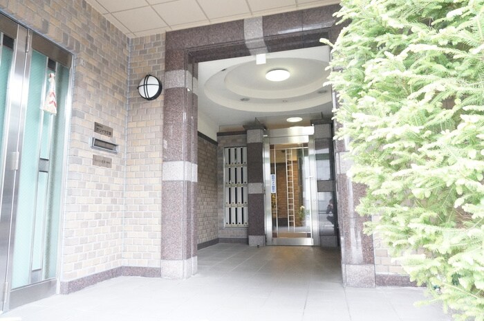 物件外観写真2　(エントランス部分)