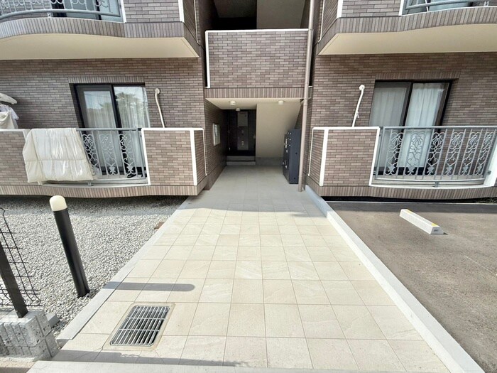 物件外観写真3　(エントランス部分)