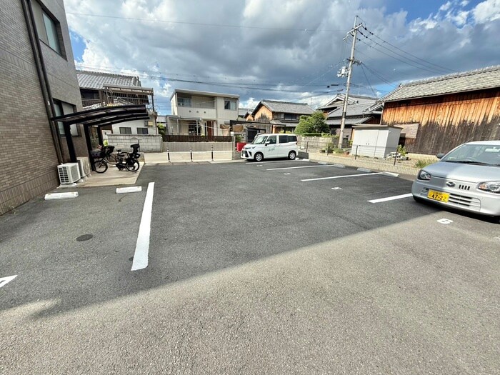 物件外観写真5　(駐車場)