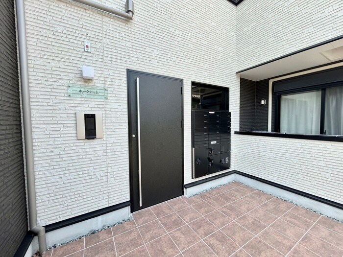 物件外観写真2　(エントランス部分)