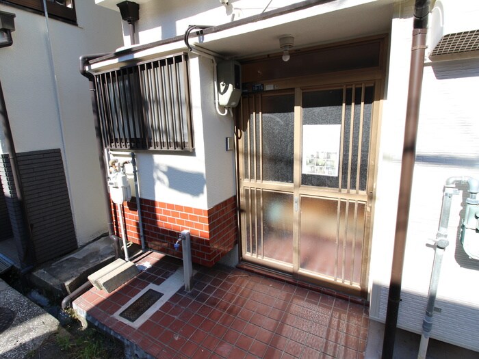 物件外観写真4　(エントランス部分)