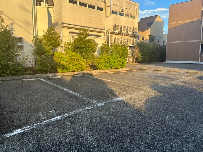 物件外観写真5　(駐車場)