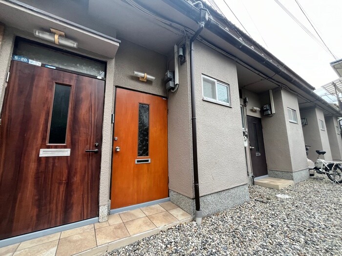 物件外観写真2　(エントランス部分)
