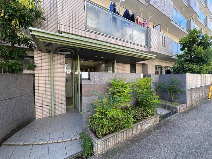 物件外観写真2　(エントランス部分)