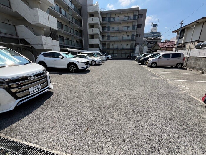 物件外観写真5　(駐車場)