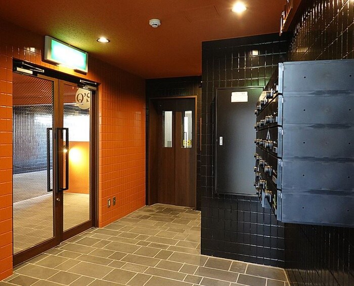 物件外観写真2　(エントランス部分)