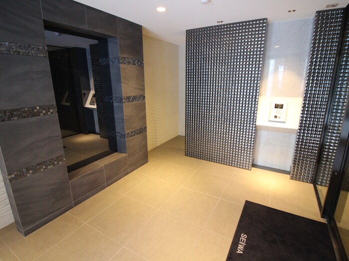 物件外観写真2　(エントランス部分)