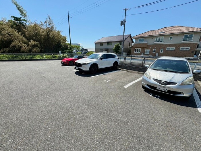 物件外観写真4　(駐車場)