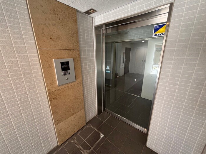 物件外観写真4　(エントランス部分)