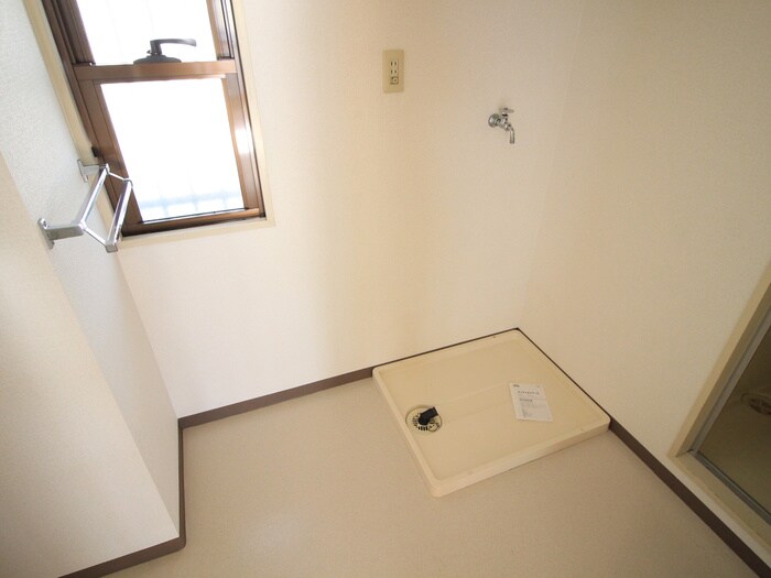 物件内観写真18　(洗濯機置場)