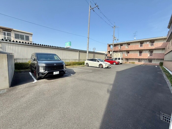 物件外観写真4　(駐車場)
