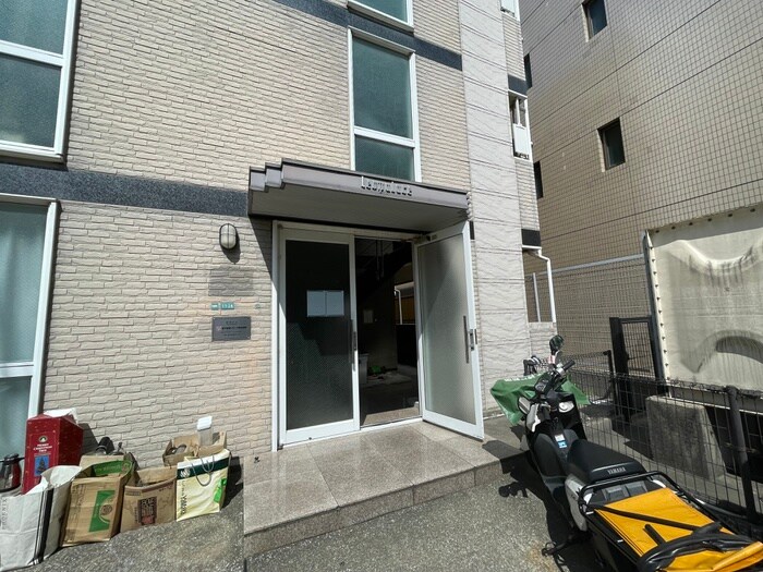 物件外観写真2　(エントランス部分)
