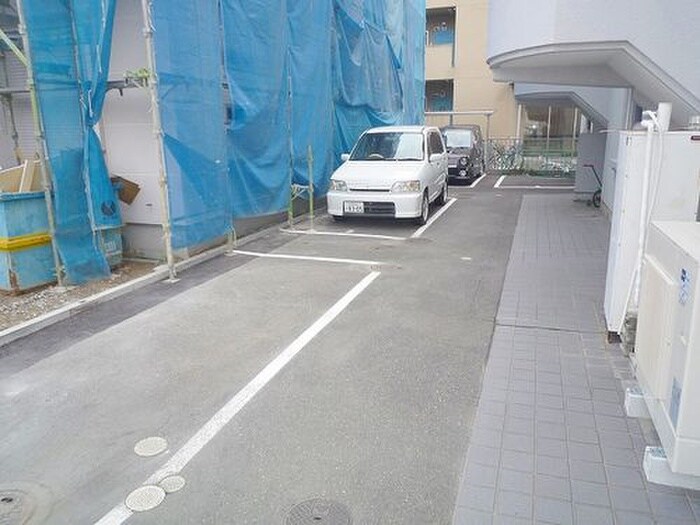 物件外観写真3　(駐車場)