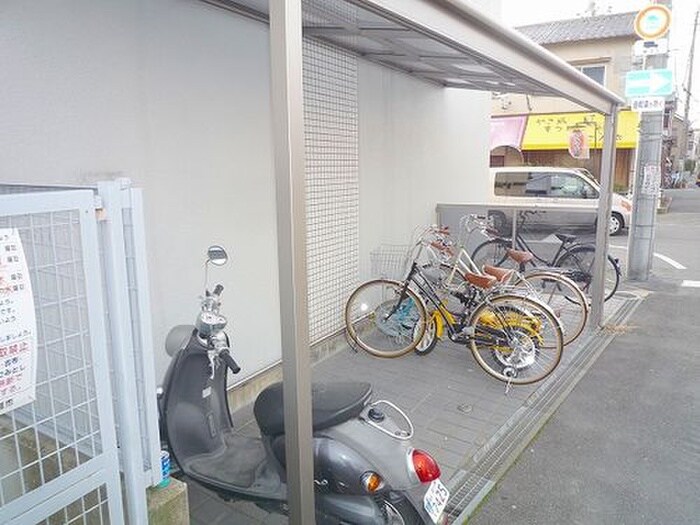 物件外観写真4　(駐輪場)