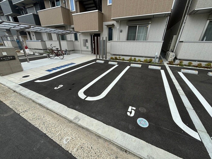 物件外観写真6　(駐車場)