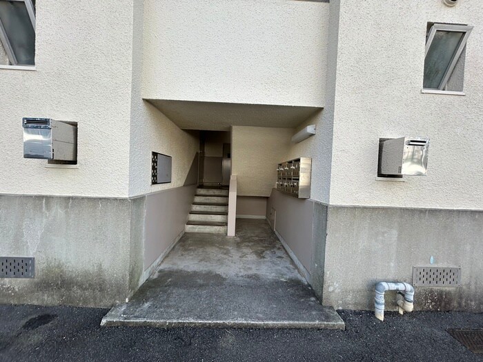 物件外観写真5　(エントランス部分)