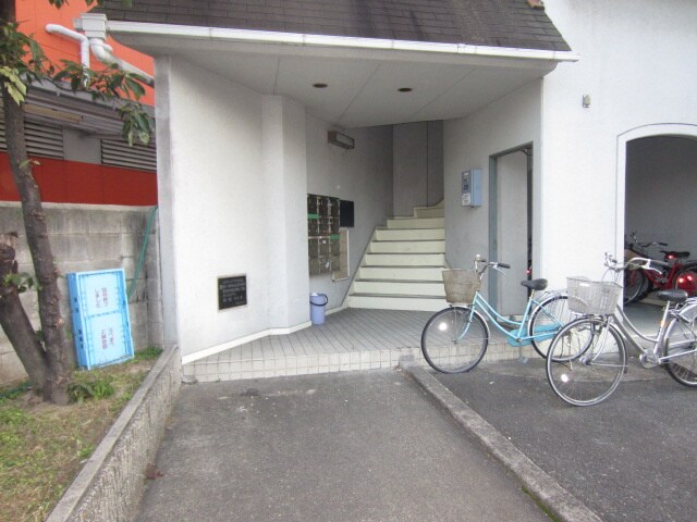 物件外観写真2　(エントランス部分)