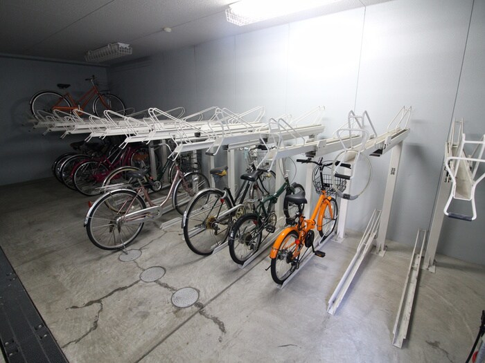 物件外観写真4　(駐輪場)