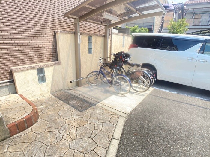 物件外観写真2　(駐輪場)