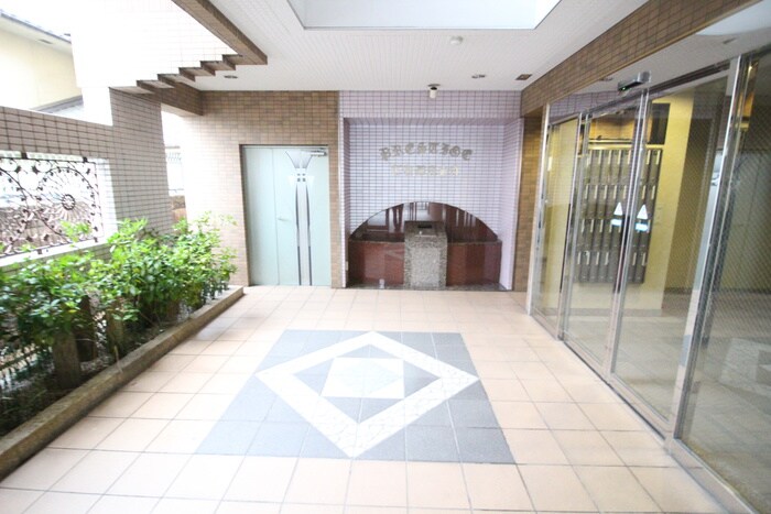 物件外観写真4　(エントランス部分)