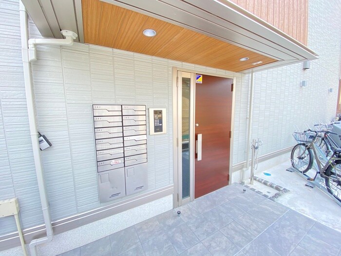 物件外観写真2　(エントランス部分)