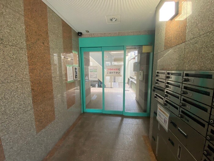 物件外観写真3　(エントランス部分)