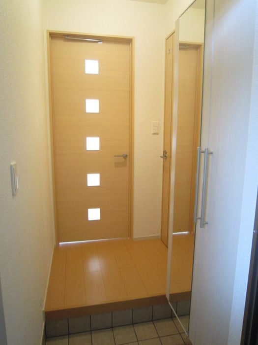 物件内観写真4　(玄関)