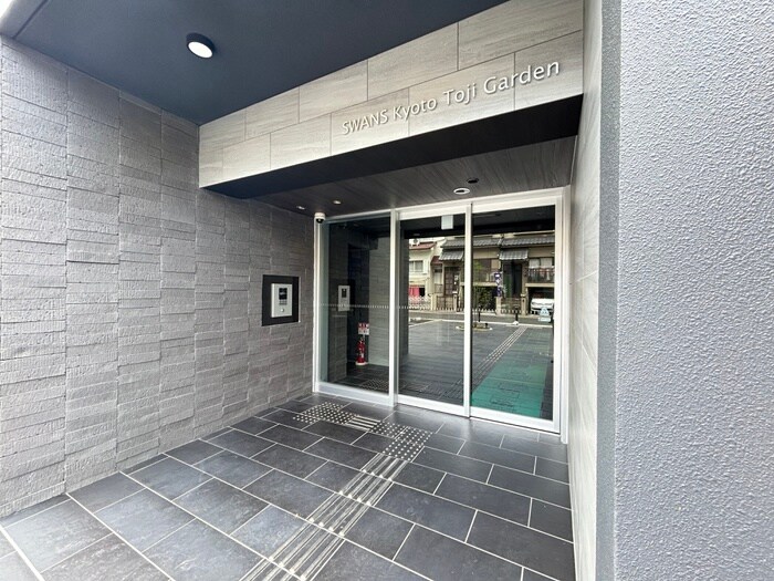 物件外観写真6　(エントランス部分)