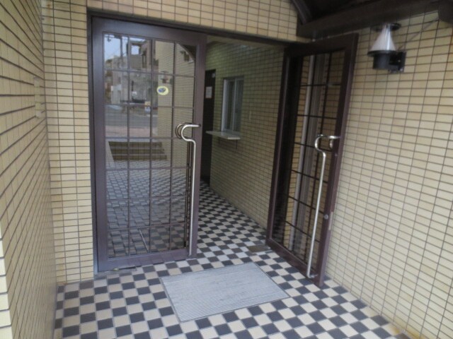 物件外観写真2　(エントランス部分)