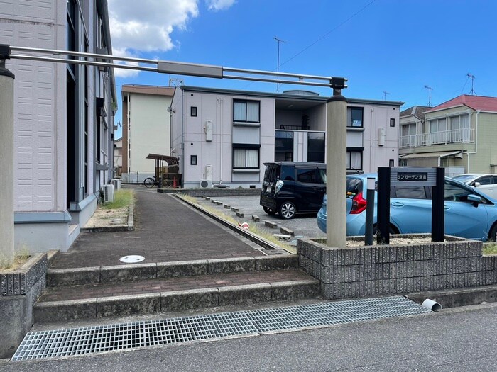 物件外観写真4　(エントランス部分)