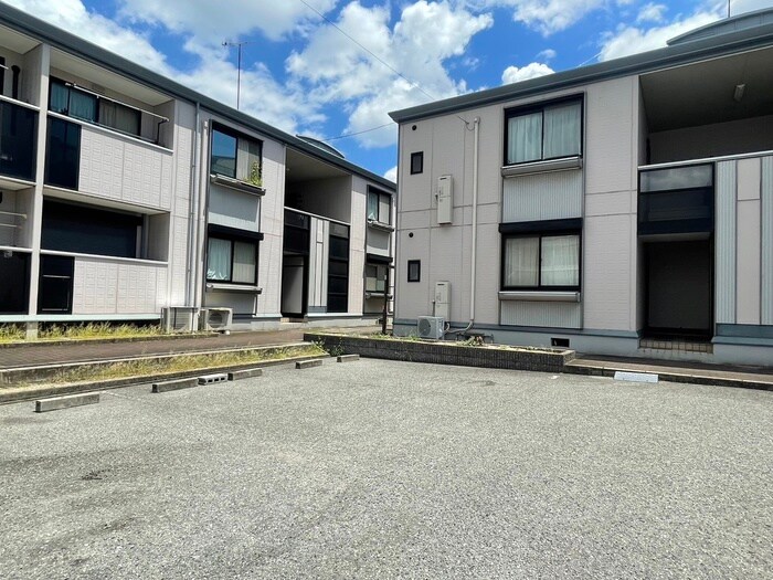 物件外観写真5　(駐車場)