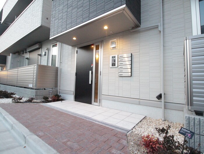 物件外観写真2　(エントランス部分)