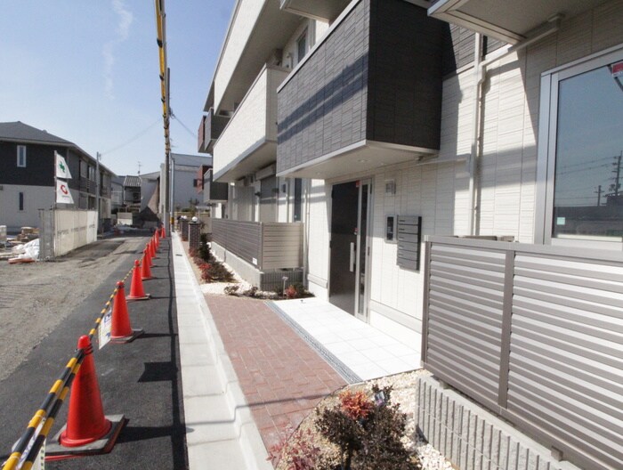 物件外観写真4　(エントランス部分)