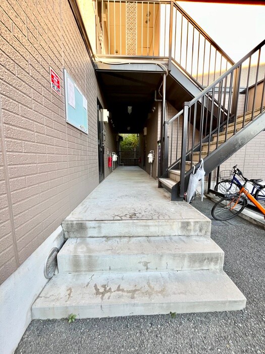 物件外観写真6　(エントランス部分)