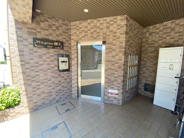 物件外観写真3　(エントランス部分)