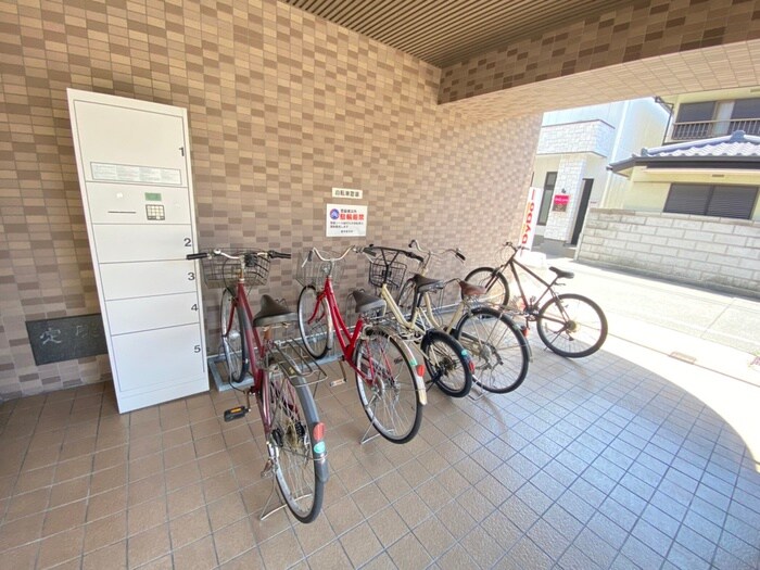 物件外観写真4　(駐輪場)