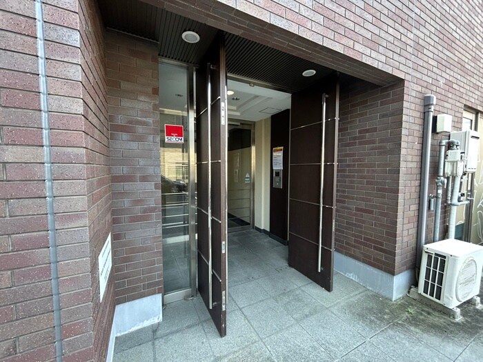 物件外観写真2　(エントランス部分)